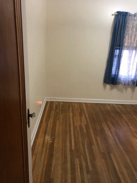 Main bedroom - 3536 N 47th Ave