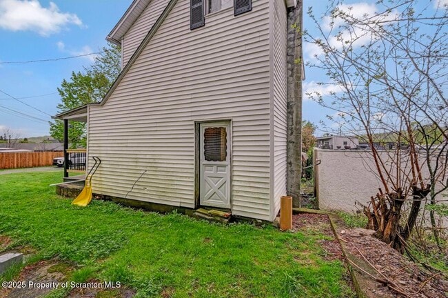 Building Photo - 105 Eleanor St