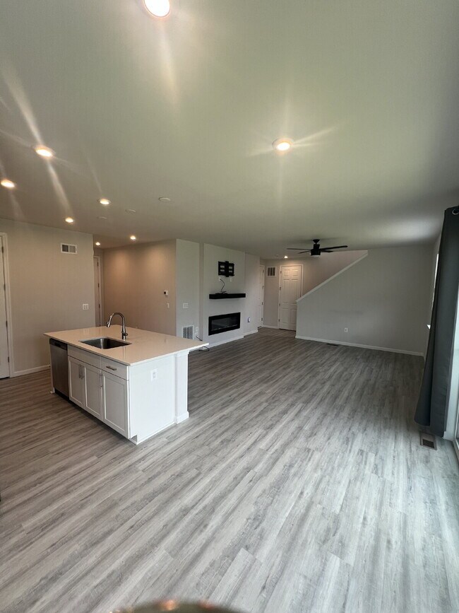 Building Photo - Spacious 3-Bedroom Rental in Sought-After ...
