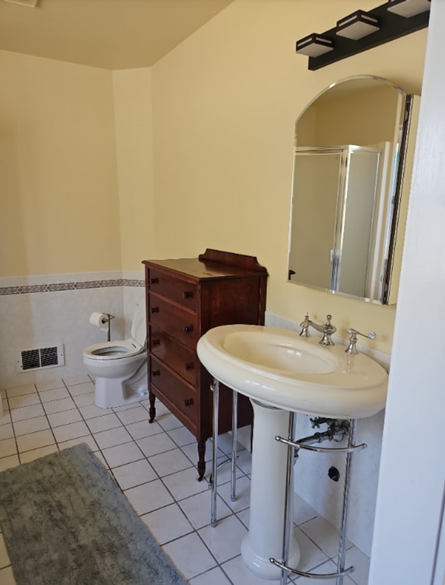 Building Photo - Spacious Two Story, 4 Bedroom, 4 Bathroom ...