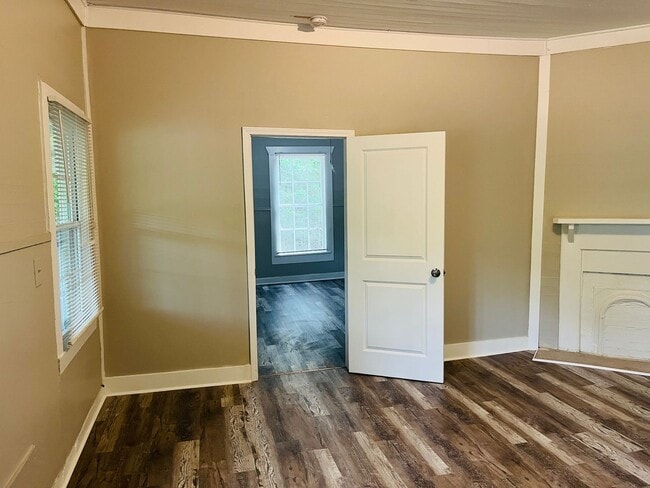 Building Photo - Cute as a button! 2 bed, 1 full bath, renovated cottage, hardwood floors, large porch, lots of ch...