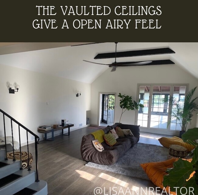 Building Photo - 2568 N Beachwood Dr