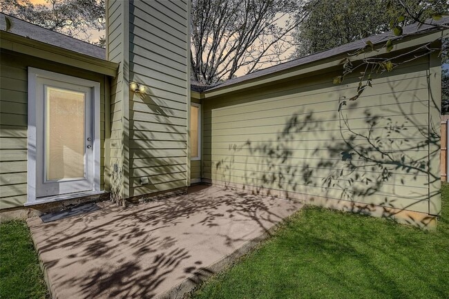 Building Photo - 9839 Briar Ridge Dr