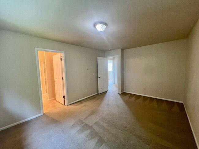 Building Photo - 2-Story Townhouse
