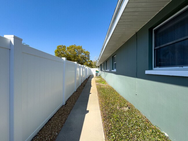 Building Photo - 1465 Satsuma St