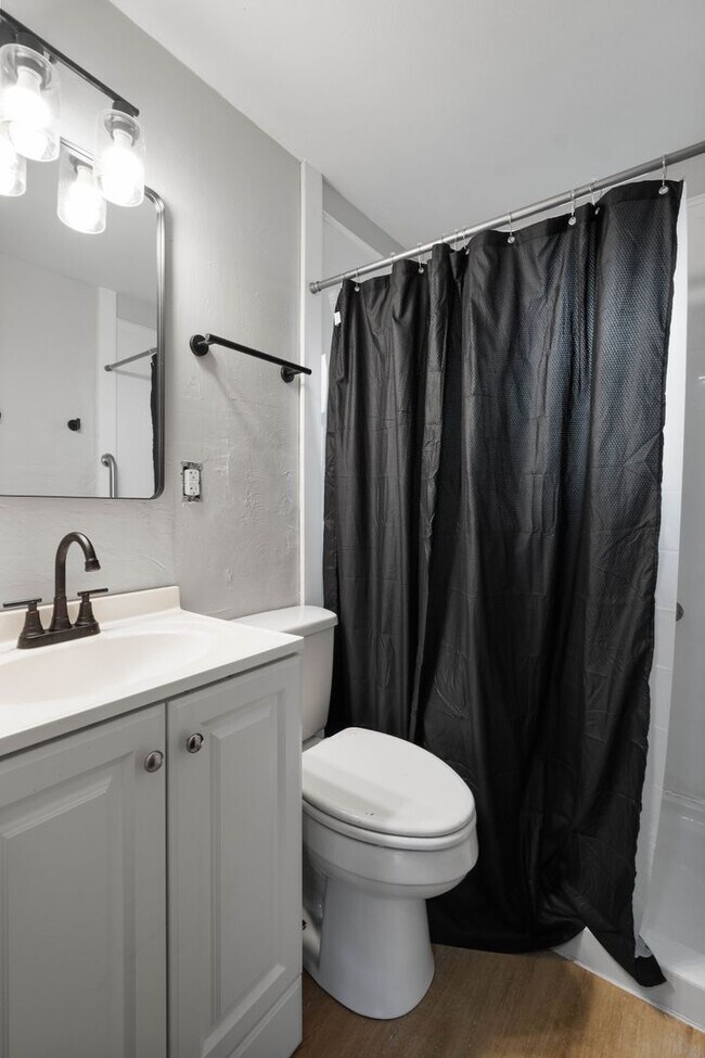 Building Photo - MOVE IN SPECIAL! SCORE HALF OFF 1ST MONTH'...