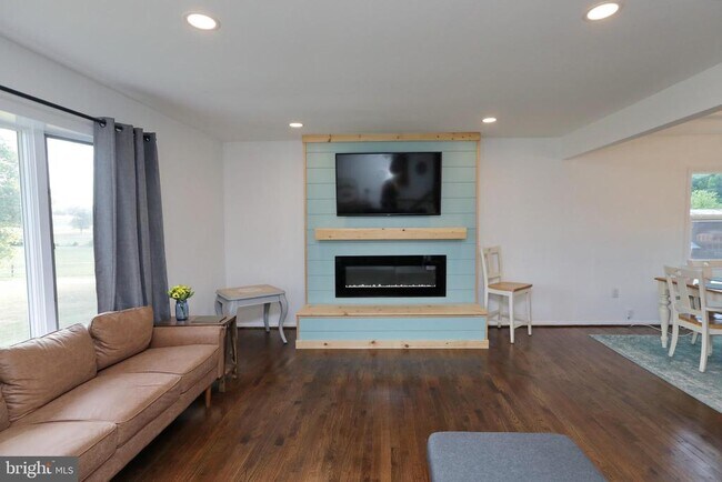 Building Photo - 8530 Wedding Dr