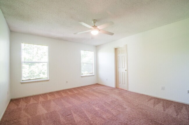 Building Photo - Great 4 bed 2.5 bath on Greenbelt