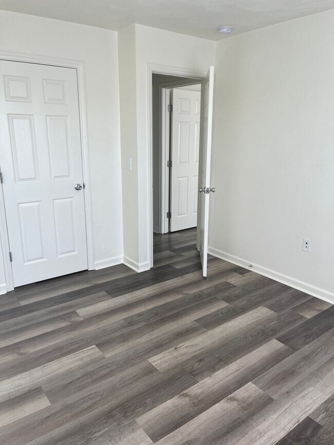 Building Photo - 4 Bedroom 2 Bathroom 1st Floor