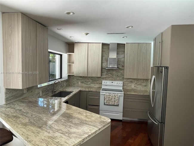 Building Photo - 4165 Poinciana Ave