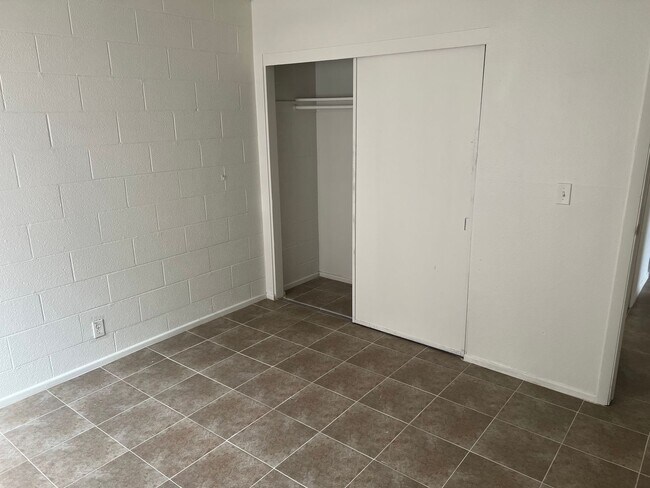 Building Photo - 2BED & 1BATH