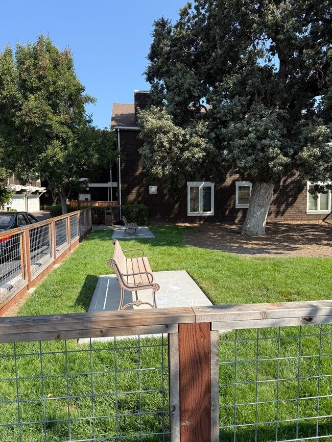 Building Photo - Welcome to this beautiful 3 bedroom, 2.5 bathroom home located in Cotati!