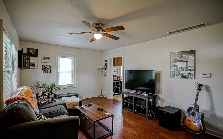Building Photo - 1318 W Clarewood Ave