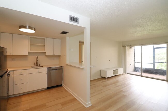 Building Photo - 618 Orange Dr