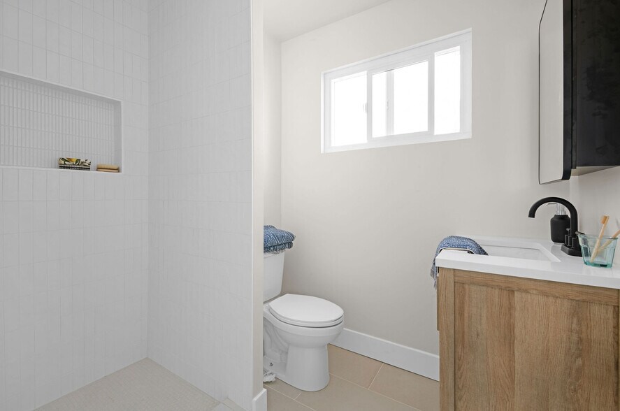 Master bathroom - 9211 Earl St