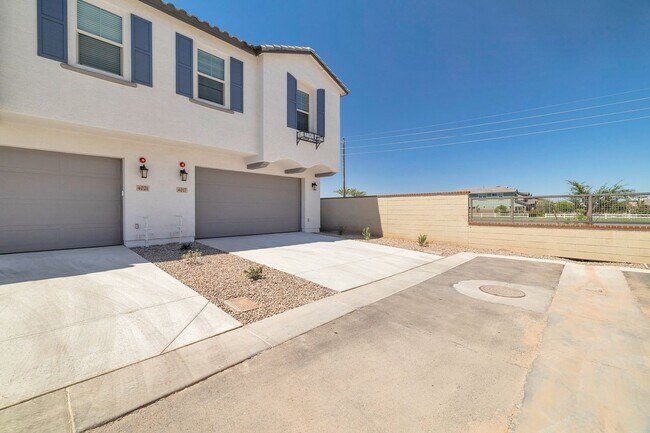 Building Photo - Like Brand New Luxurious Modern 3 Bedroom ...