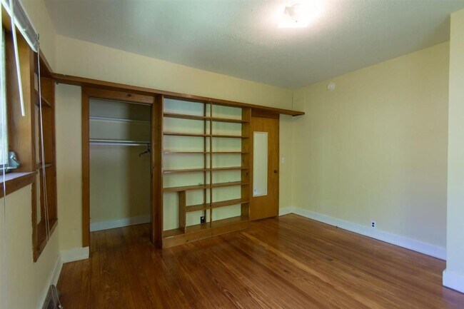 Building Photo - 3 bedroom, 1 bath Home: Available August 2026!