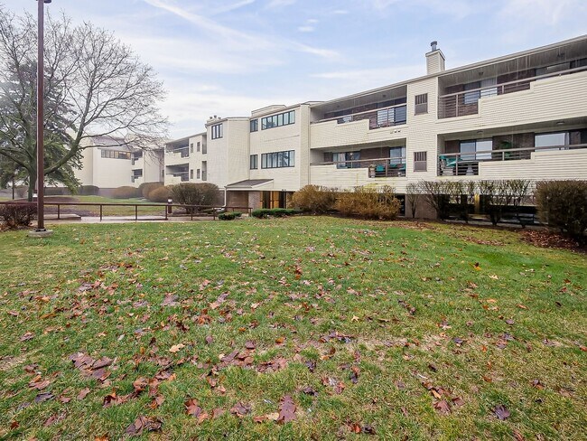 Building Photo - AVAILABLE NOW! Inviting 2-Bedroom, 2-Bath Condo in a Convenient Farmington Hills Community