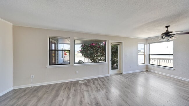 Building Photo - 2 Bed 2 Bath - Windjammer Park - Dog per Approval - NAS Whidbey