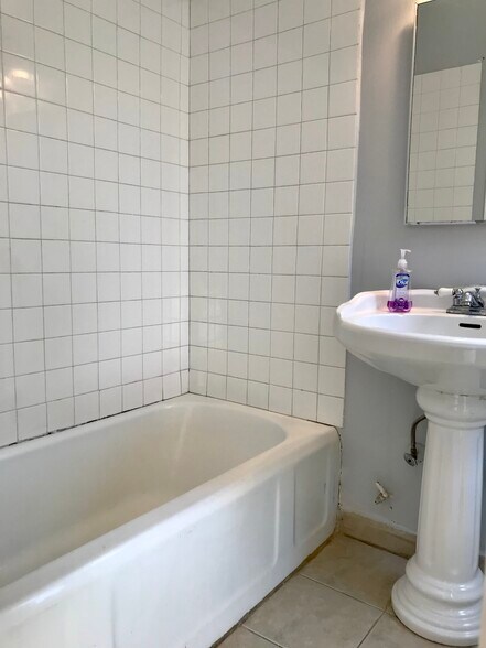 Guest Bathroom Tub and Shower - 5362 Monroe St