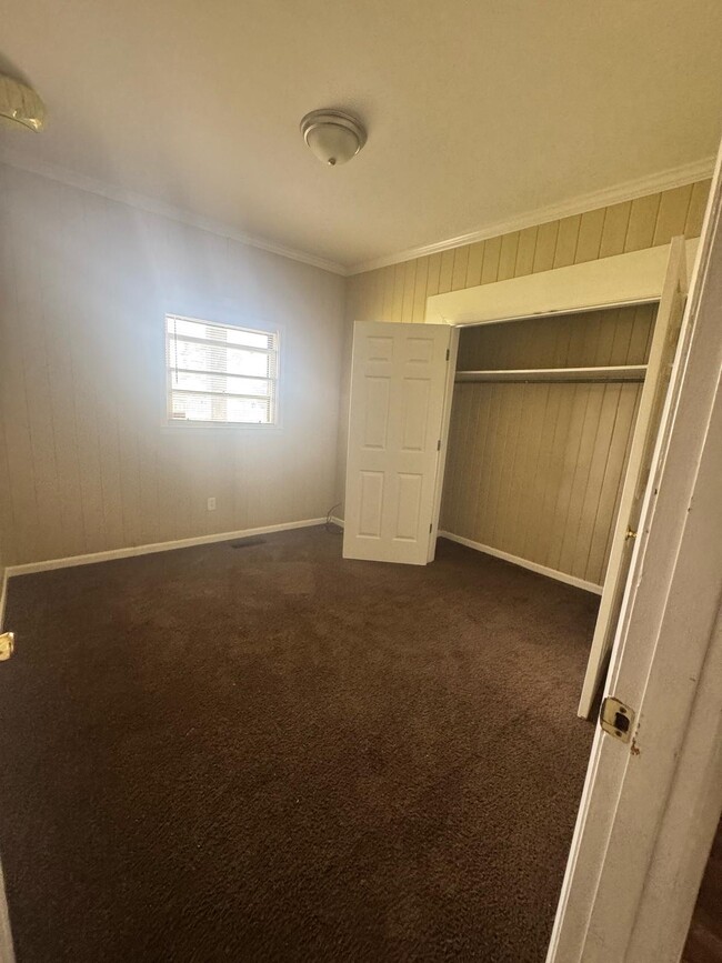 Building Photo - 208 N Rosewood Dr