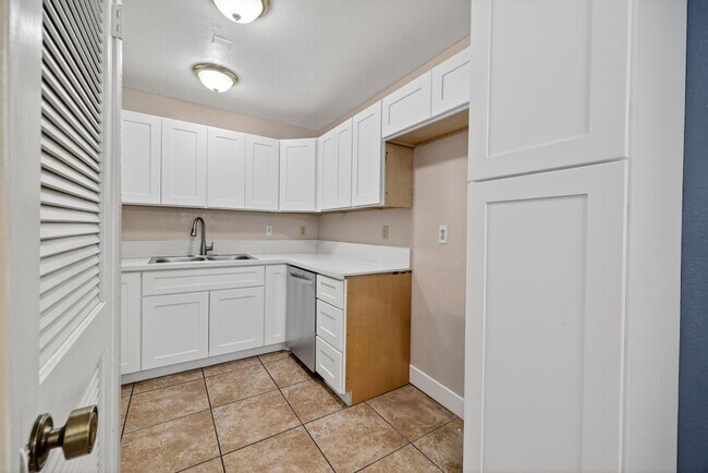 Building Photo - 2 Spacious Bedroom Diamond Bar Condo for L...