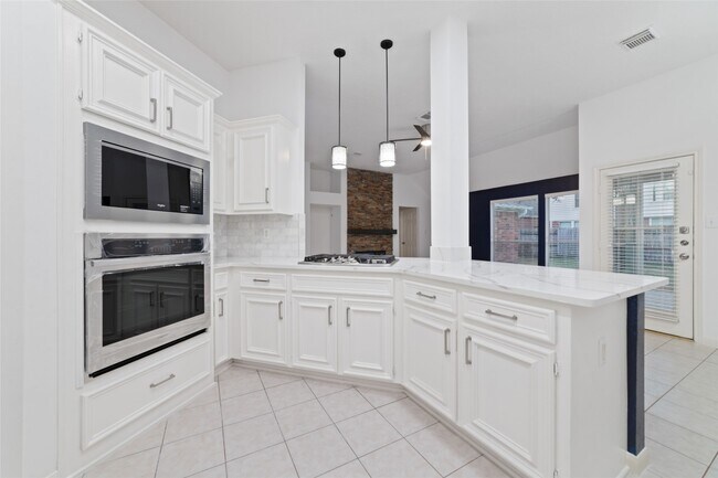 Building Photo - 3323 Shadowfern Dr