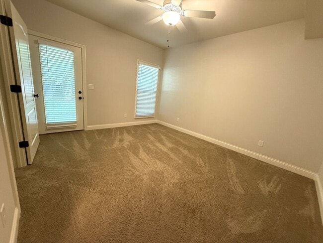 Building Photo - Spacious 2 Bed / 2 Bath Condo in the Heart of Middletown