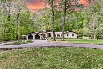 Building Photo - 7833 Willowbrook Rd
