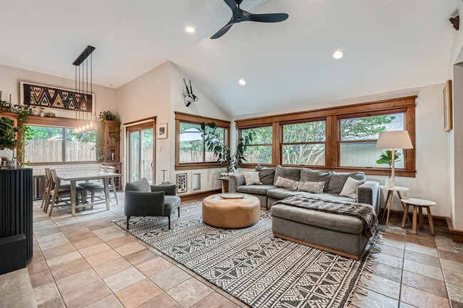 Building Photo - 5306 Summer Cir