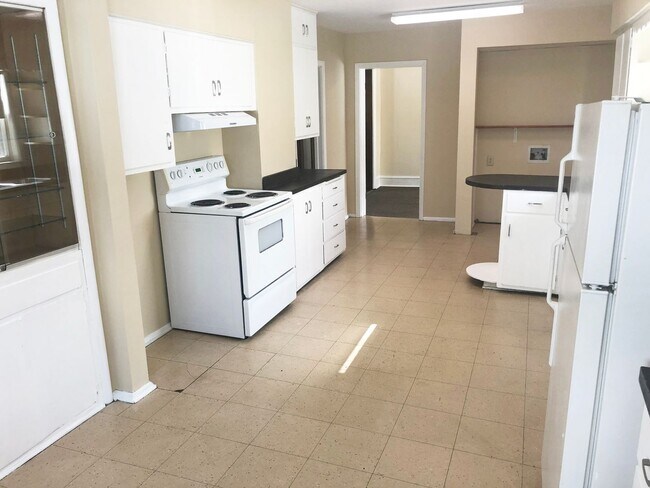 Building Photo - 6-Bedroom, 2-Bath Home Just A Few Blocks From Downtown