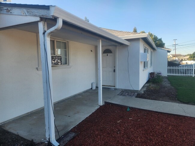 Building Photo - 323 Adelle St