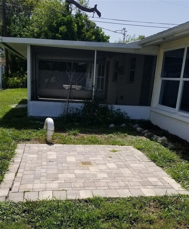 Building Photo - 1600 Cardinal Ln