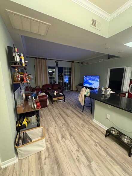 view from entry way - 3225 Turtle Creek Blvd