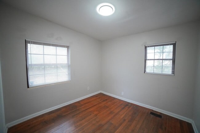 Building Photo - 2031 Holmes St