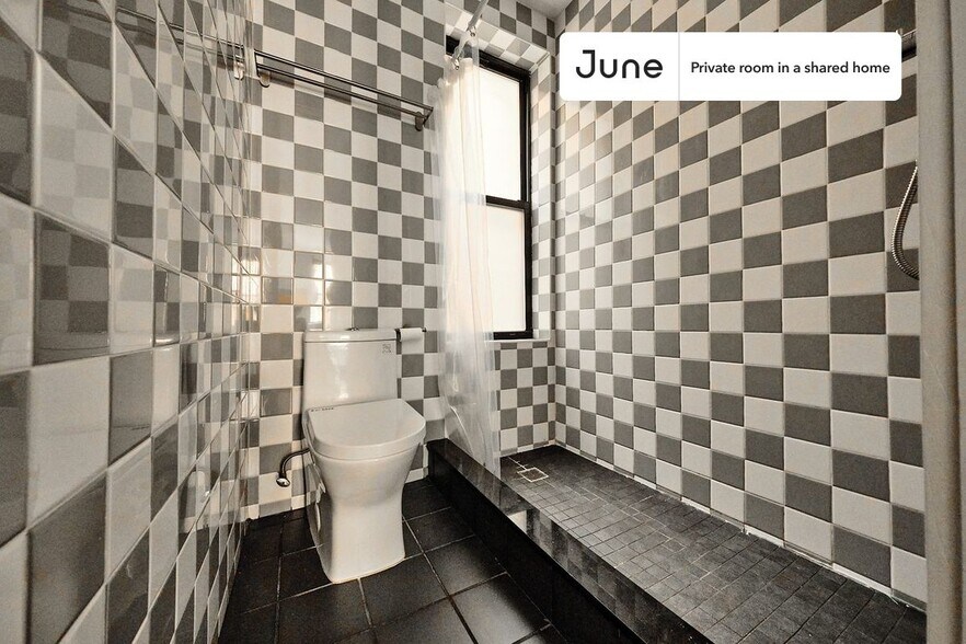 Building Photo - Room in Shared 3 bed/3 bath home