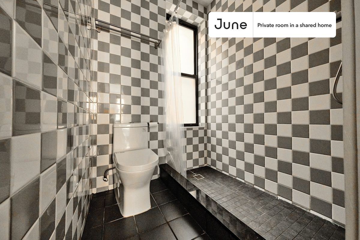 Building Photo - Room in Shared 3 bed/3 bath home in Ridgewood