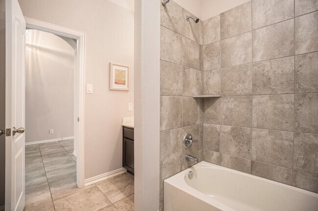 Building Photo - 2502 Bay Hill Dr