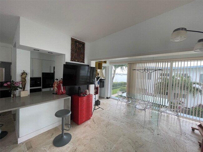 Building Photo - 425 Bayshore Dr