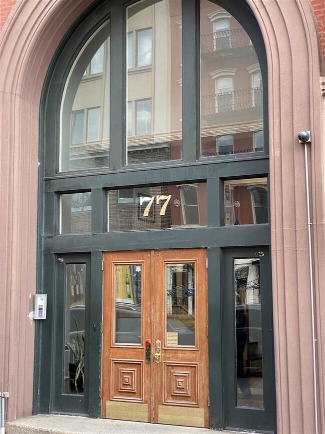Building Photo - 77 River St