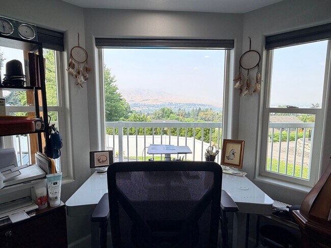 Building Photo - Executive 5 bed/4 bath home, POOL with pool service, decks with VIEWS, two kitchen/living room ar...
