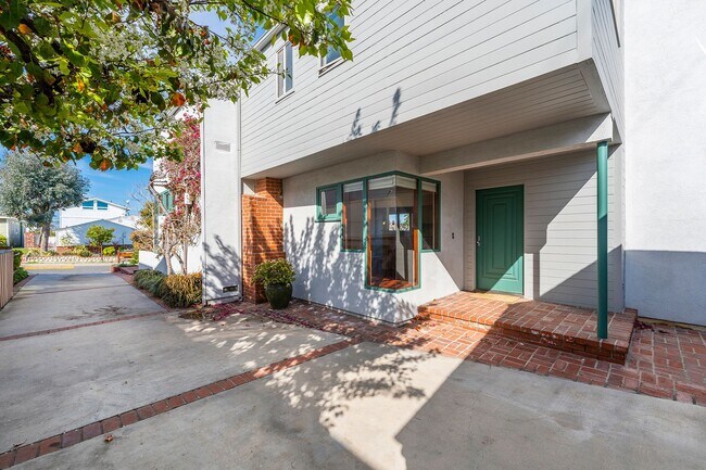 Building Photo - Warm & Inviting Manhattan Beach Rental Home!