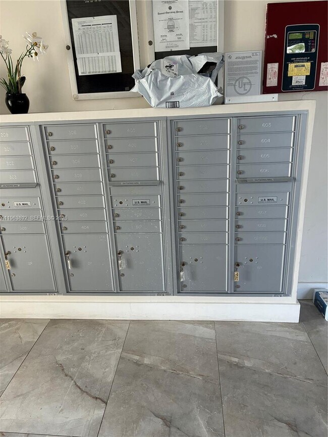 Building Photo - 3770 NE 171 St