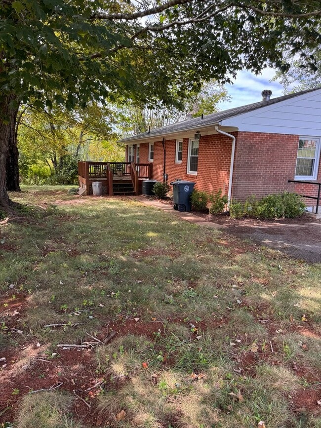 Building Photo - 5 Bedroom || 3 Bathroom Home with All Util...