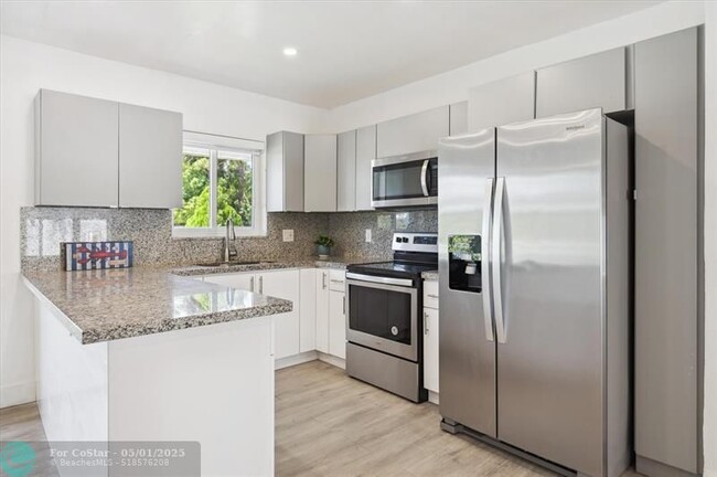 Building Photo - 1670 SW 22nd Ave