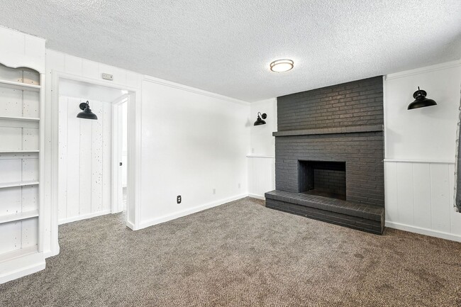Building Photo - Spacious Tri-Level Home on Corner Lot – Av...