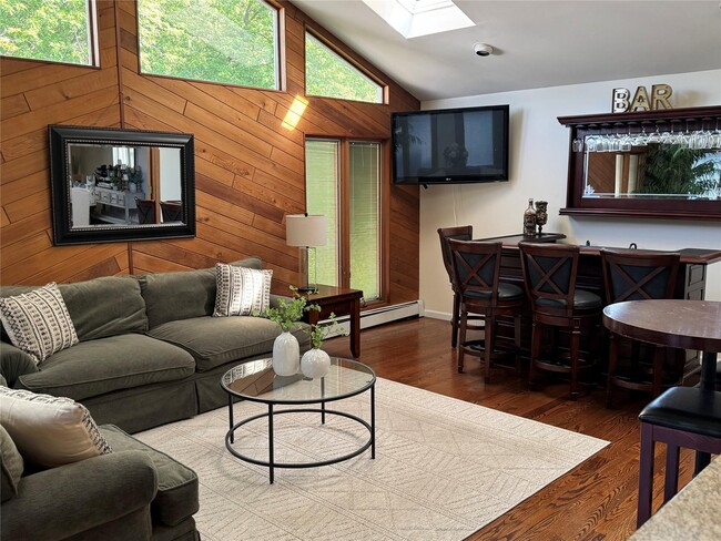 Building Photo - 33 Lake Nanuet Dr