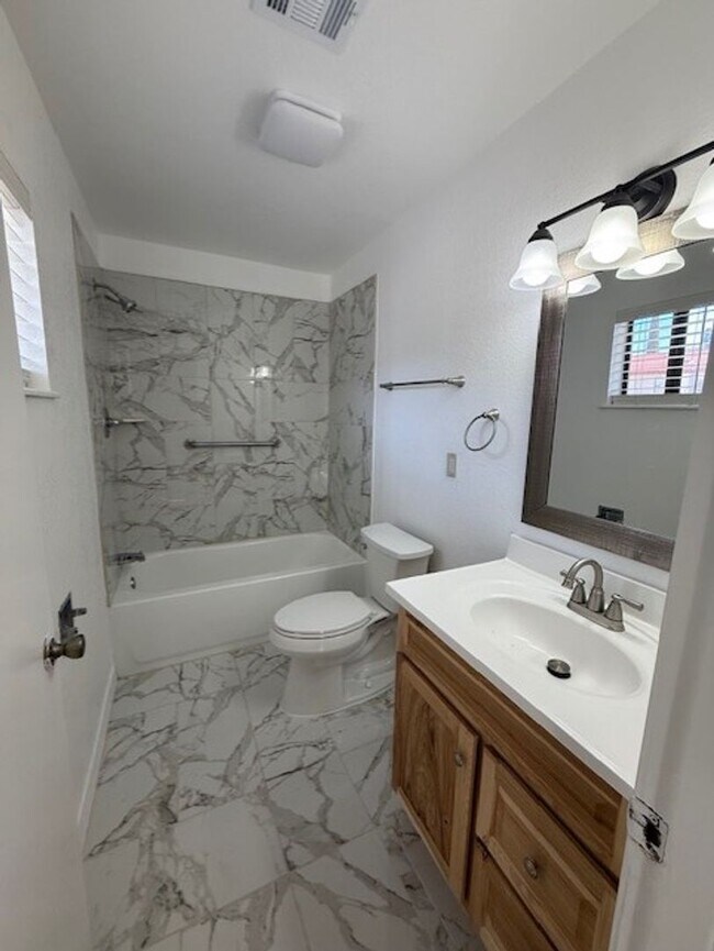 Building Photo - 1324 S Ocotillo Dr