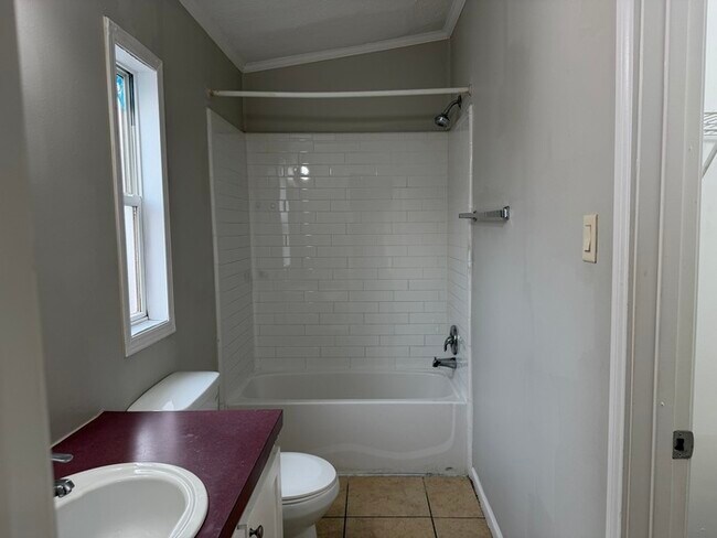 Building Photo - Cute property...