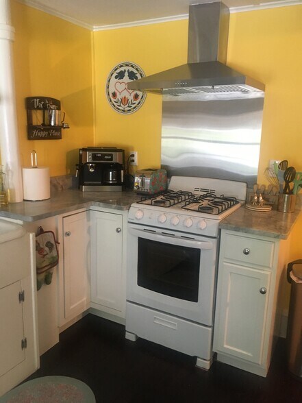 Building Photo - 1302 Hillside Ave